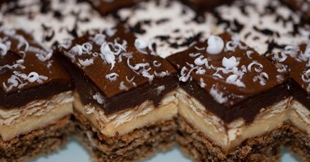 Ciasto Kinder Bueno. Gratka dla miłośników czekoladowych słodkości