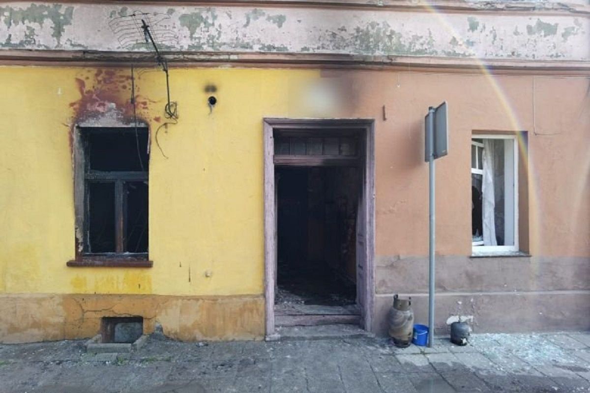Policjanci ze Ścinawy spostrzegli płonący dom. Uratowali 6 osób. 