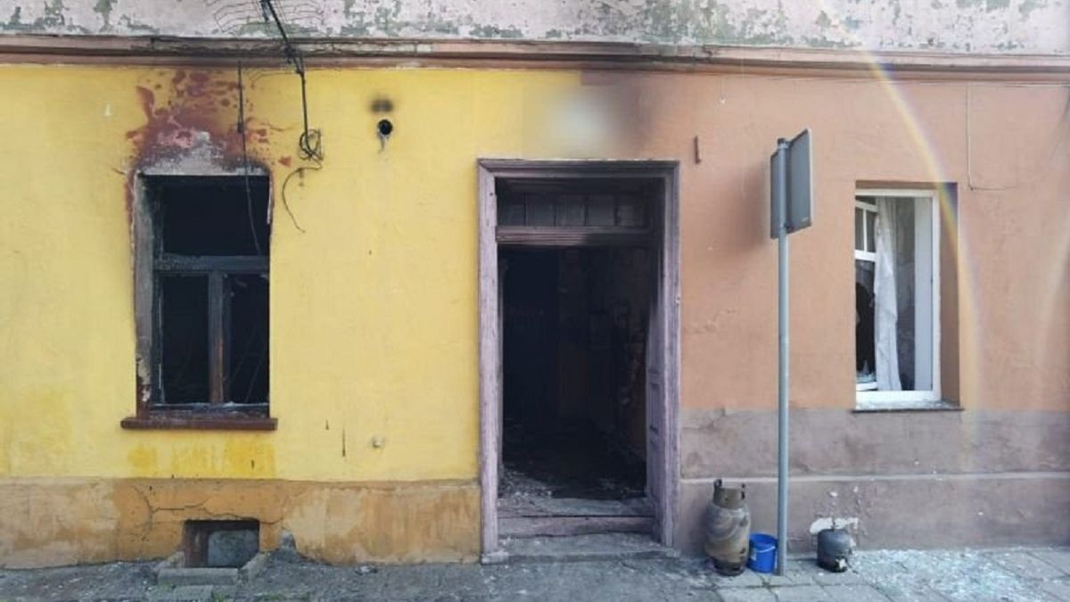 Policjanci ze Ścinawy spostrzegli płonący dom. Uratowali 6 osób. 