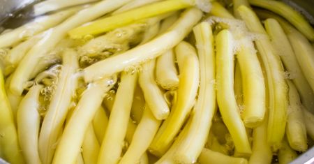 Polacy źle gotują fasolkę szparagową. Przez to traci kolor i smak