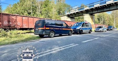 Tragedia na torach. Przeprowadzał rower