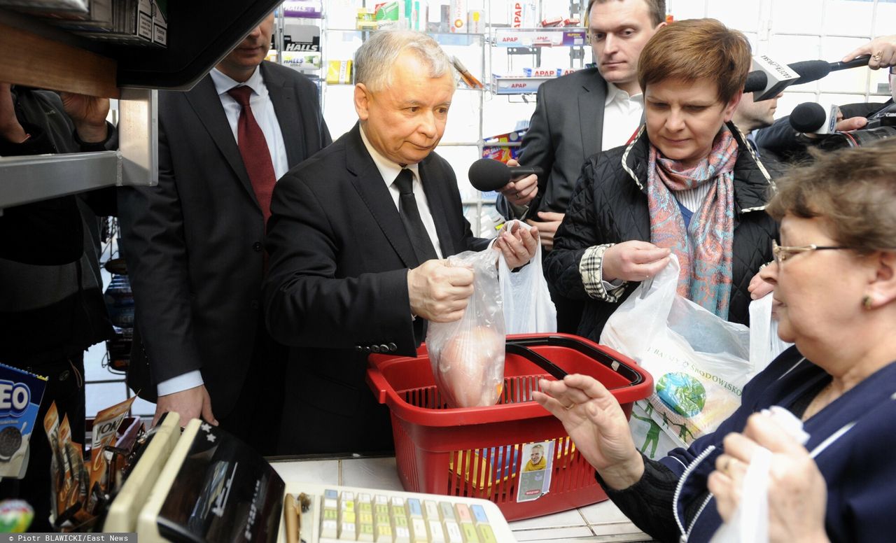 Jarosław Kaczyński oraz Beata Szydło na zakupach w lokalnym sklepie. Zdjęcie z 2011 r. 