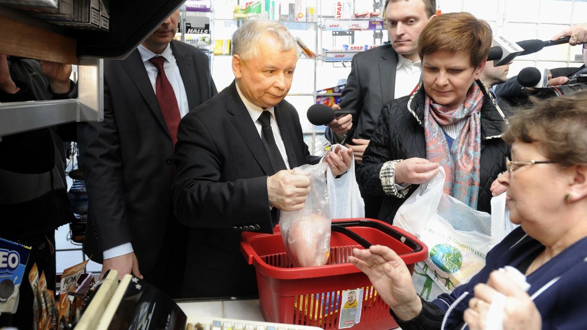Jarosław Kaczyński oraz Beata Szydło na zakupach w lokalnym sklepie. Zdjęcie z 2011 r. 