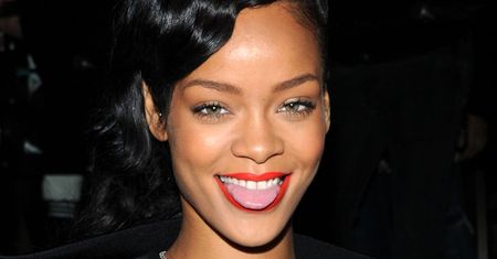 Rihanna odsłania ciążowy brzuch i dekolt w ODWAŻNYCH stylizacjach (ZDJĘCIA)