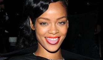Rihanna odsłania ciążowy brzuch i dekolt w ODWAŻNYCH stylizacjach (ZDJĘCIA)