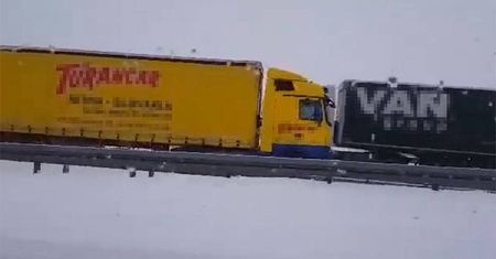 O krok od tragedii! Pomylił zjazdy, jechał ciężarówką pod prąd [WIDEO]