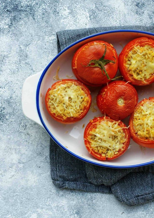 Faszerowane pomidory. Hit na wakacyjny obiad