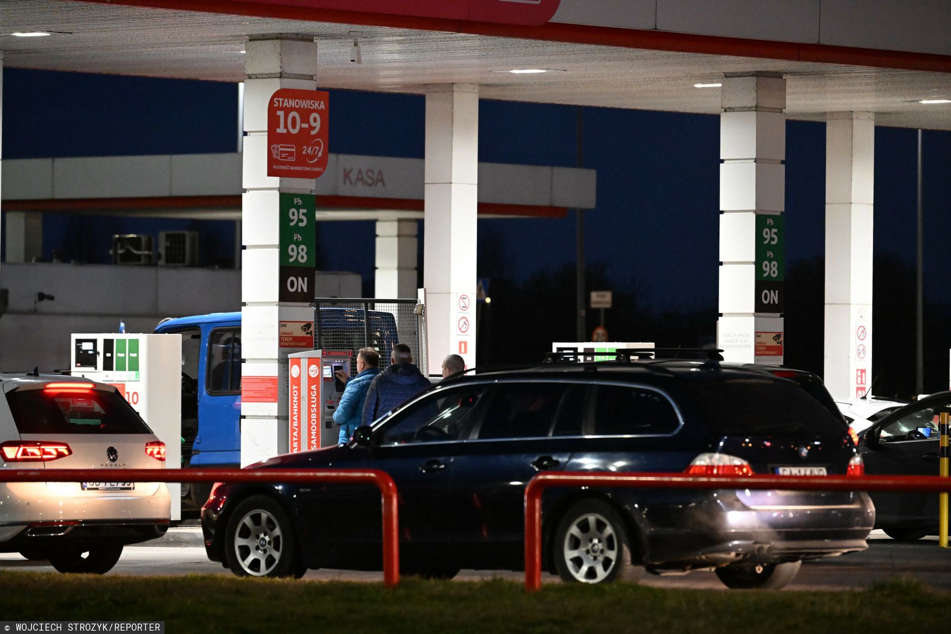 Kolejki na stacjach benzynowych. Przy granicy wiele aut z Niemiec