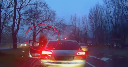 Szeryf w Audi wyszedł z auta. Policja ma problem