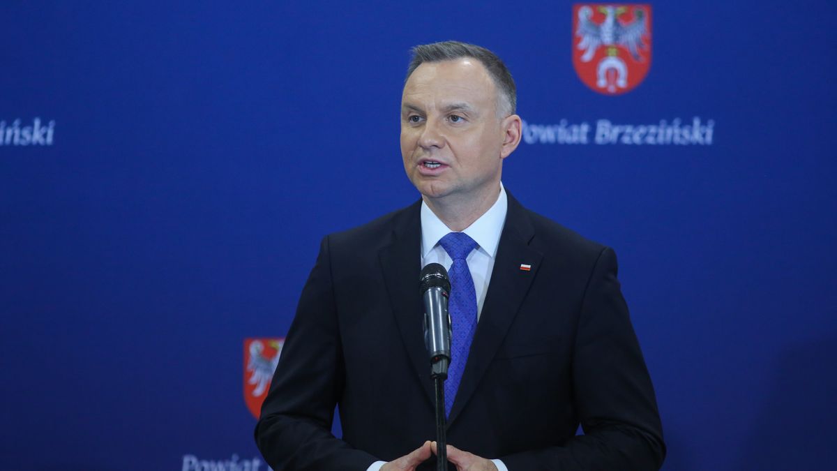 Brzeziny (woj. łódzkie), 10.02.2023. Prezydent RP Andrzej Duda podczas spotkania z mieszkańcami Powiatu Brzezińskiego w Zespole Szkół Ponadpodstawowych w Brzezinach, 10 bm. (amb) PAP/Marian Zubrzycki