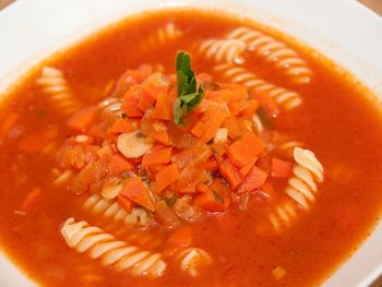 Nigdy nie robiłeś tak pomidorówki? Wypróbuj sposób, a raz na zawsze zapomnisz o koncentracie