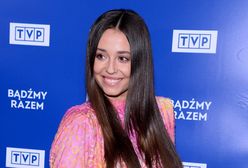 Izabela Krzan na plaży. Zasłania ją tylko książka