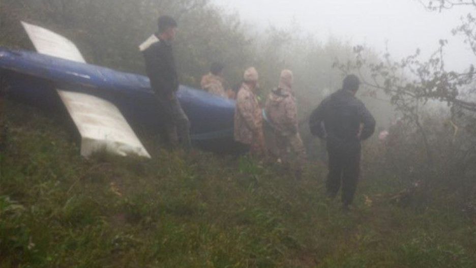Zdjęcie z miejsca katastrofy w której zginał prezydent Iranu przedstawiające belkę ogonową śmigłowca. 