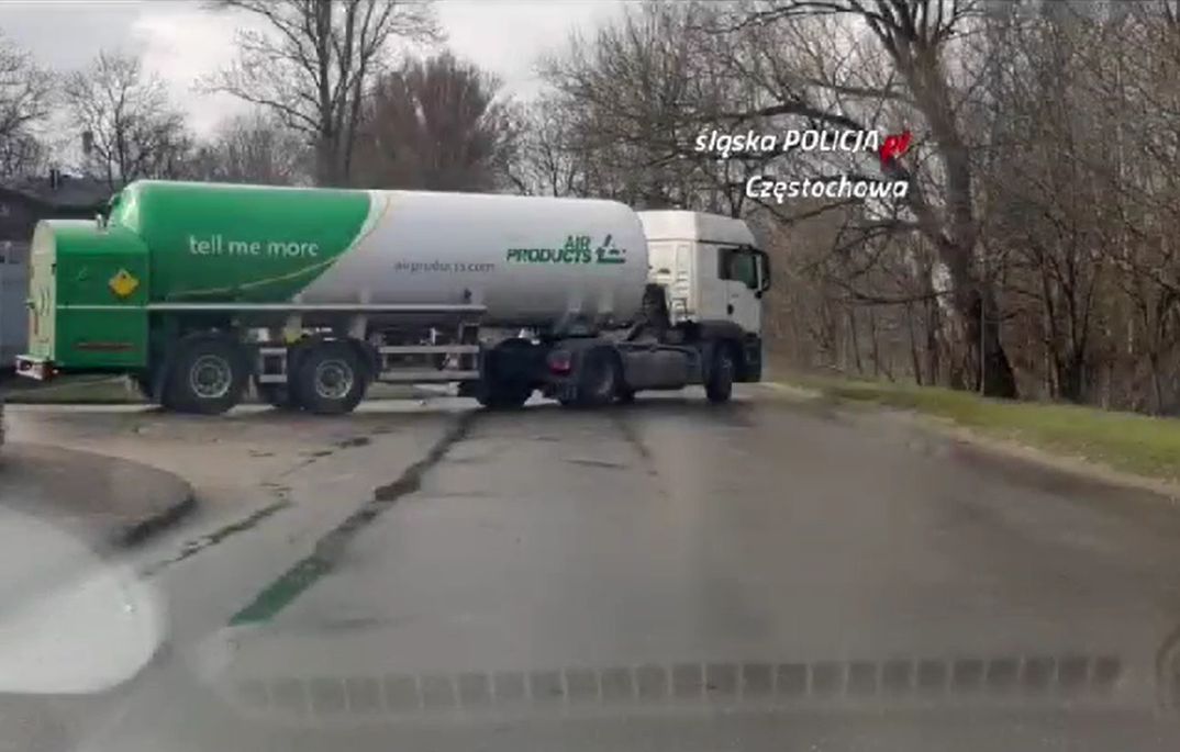 Nietypowa misja policjantów. To był transport na wagę życia