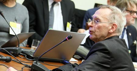 Koronawirus w Polsce. Nowy raport MZ. Ekspert: "Nie ma powodów do radości"