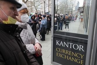 Walutowy rollercoaster nie zatrzymuje się. Co zrobić z oszczędnościami w euro i dolarach?