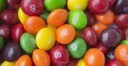 Skittles nie są już tęczowe! Producenci cukierków wspierają środowisko LGBT