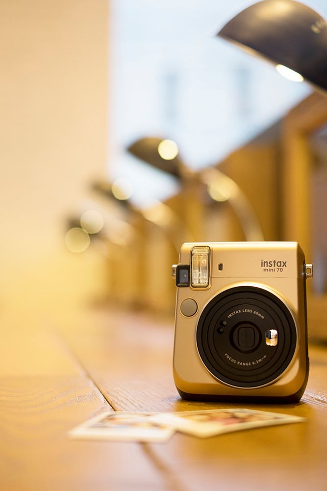 Stylowy aparat Instax mini 70 w nowych kolorach: czerwonym, czarnym i złotym 5