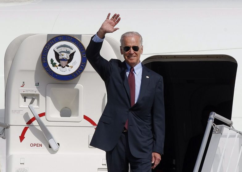 Joe Biden wychodzi z samolotu, po wylądowaniuw Kijowie.