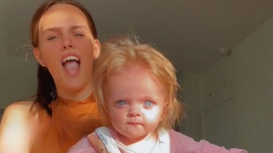 Porównują jej dziecko do laleczki Chucky. Wszystko przez włosy