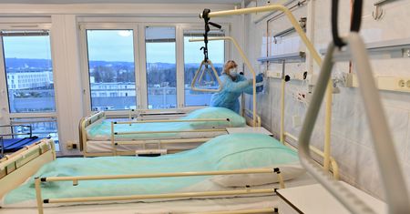 Koronawirus. Nowy raport MZ. Duży spadek zgonów