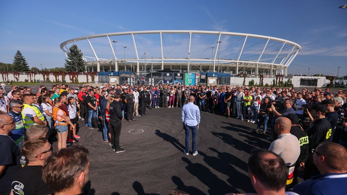 Zdjęcie okładkowe artykułu: Materiały prasowe / Rajd Śląska / Na zdjęciu: minuta ciszy przed Stadionem Śląskim