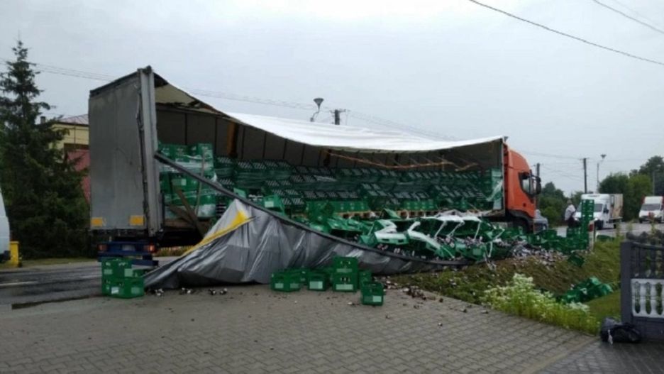 Kielce. Awaria na DK73 pod Morawicą. Na drodze skrzynki z piwem 