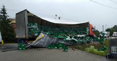 Kielce. Awaria na DK73. Drogę zablokowały transportery piwa