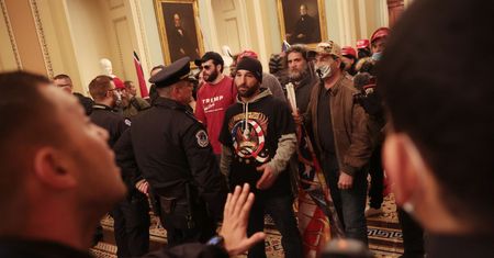 USA. Szarpanina przed Kapitolem. Zwolennicy Trumpa protestują