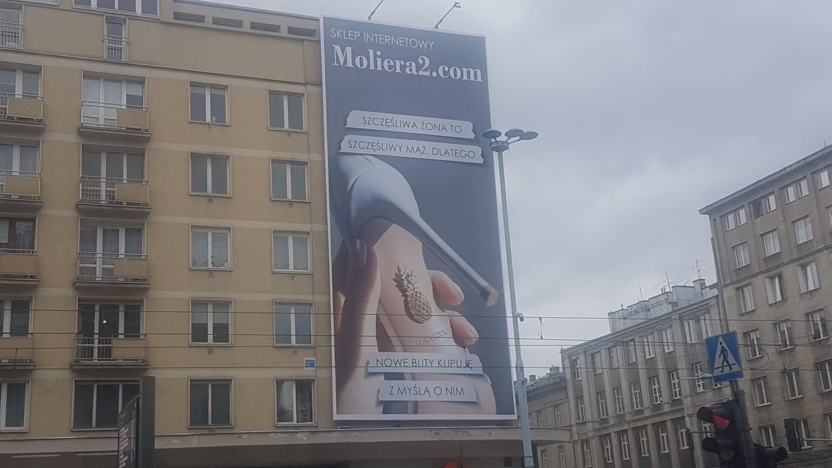 Uszczęśliwiające szpilki utrzymanki. W centrum Warszawy zawisł "mem" reklamowy luksusowego butiku
