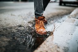 Jak poradzić sobie z przemoczonymi butami? Wybierz odpowiedni sposób, by ich nie zniszczyć