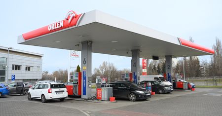 Orlen obniża ceny paliw na wakacje.  Konkurenci również. Oto szczegóły