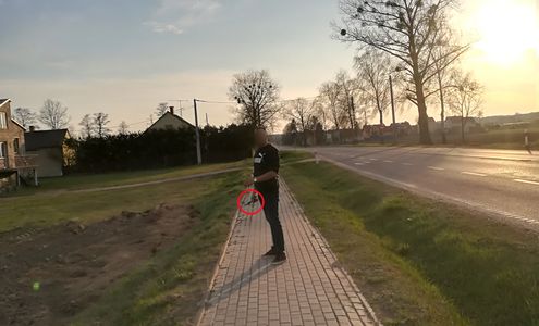 Mężczyzna w reku trzymał nóż.