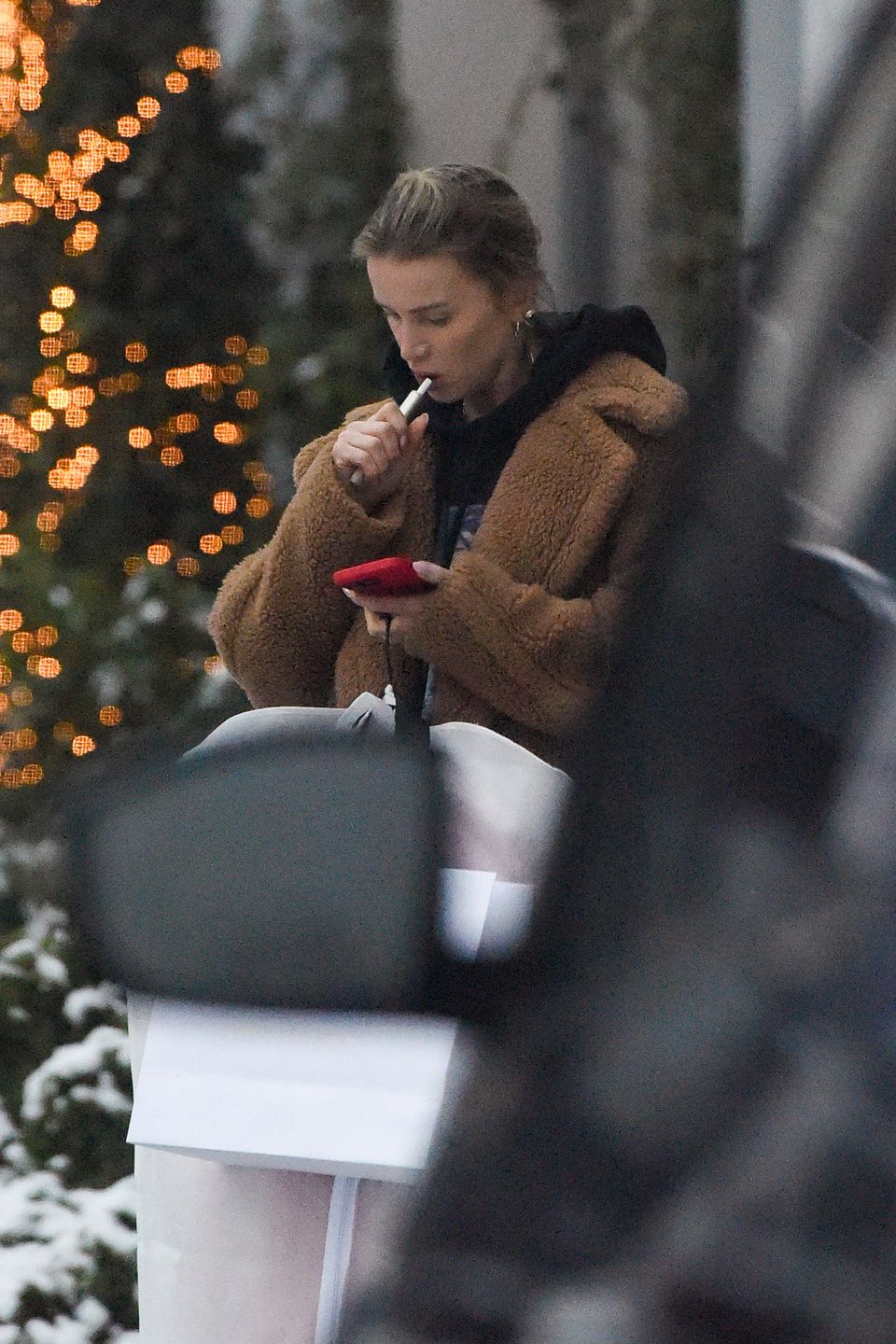 Maffashion zaspokaja głód nikotynowy przed butikiem Macieja Zienia