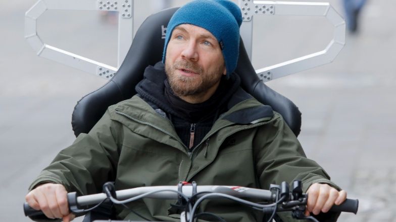 Przemek Kossakowski wyda auto