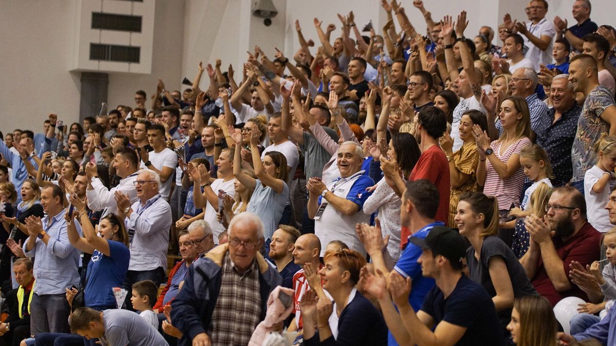 Materiały prasowe / Kibice w hali Biofarmu Basket Poznań