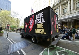 Tesla w poważnych tarapatach finansowych. Sprzedaż ostro w dół