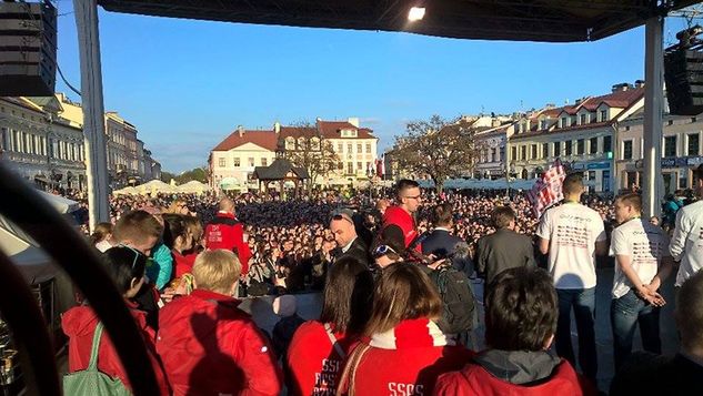 Tłumy kibiców cieszyły się razem z zespołem na rzeszowskim rynku