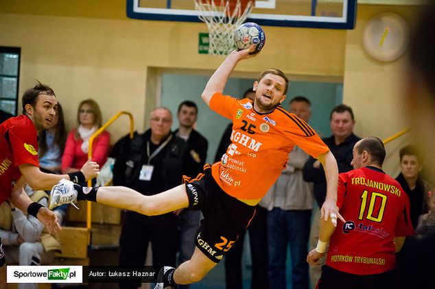 W ubiegłym sezonie Starzyński grał w Zagłębiu. Przez krótki pobyt w Polskim Cukrze Pomezanii, wraca on do macierzystego klubu