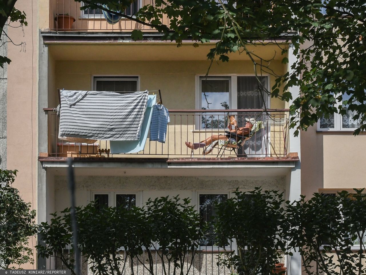 Nawet 1500 zł mandatu. Za opalanie na balkonie można słono zapłacić