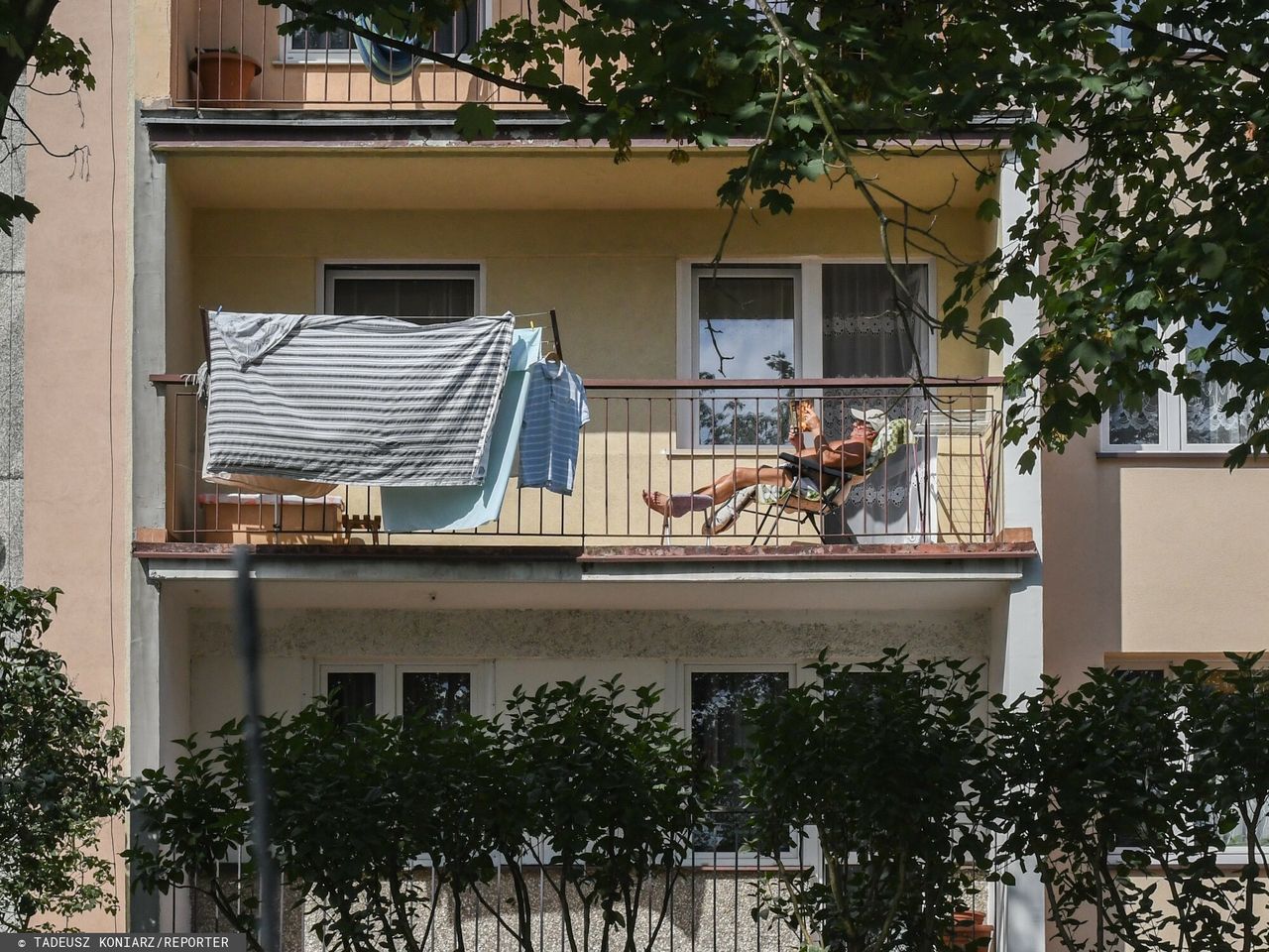 Mandat 1500 zł za opalanie się na balkonie. Kiedy grozi kara?