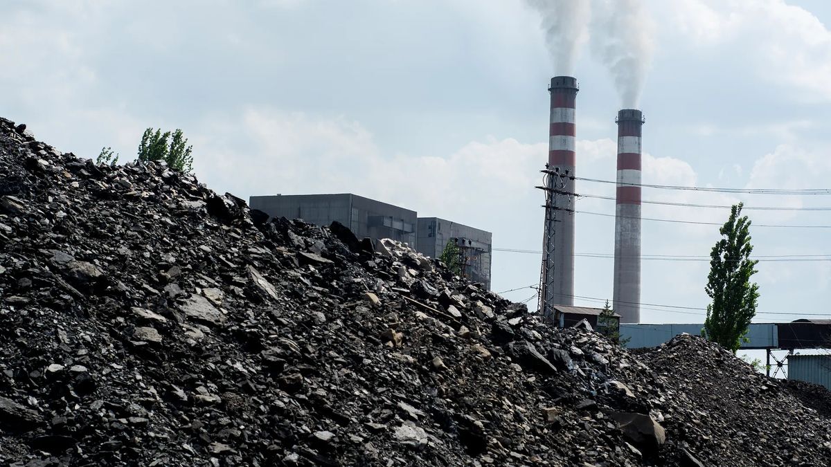 Na zdjęciu węgiel i elektrownia w tle