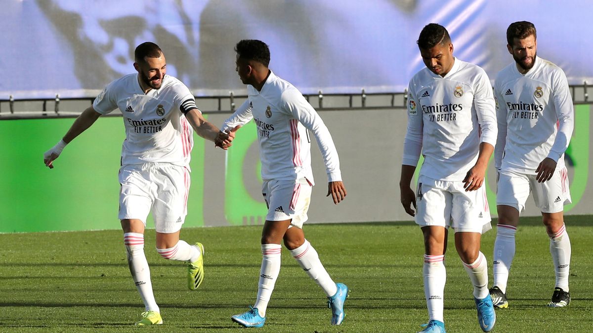 PAP/EPA / Kiko Huesca / Na zdjęciu od lewej: Karim Benzema, Rodrygo, Casemiro i Nacho