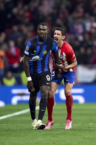 Na zdjęciu: Marcus Thuram i Stefan Savić, fot. Diego Souto/Getty Images