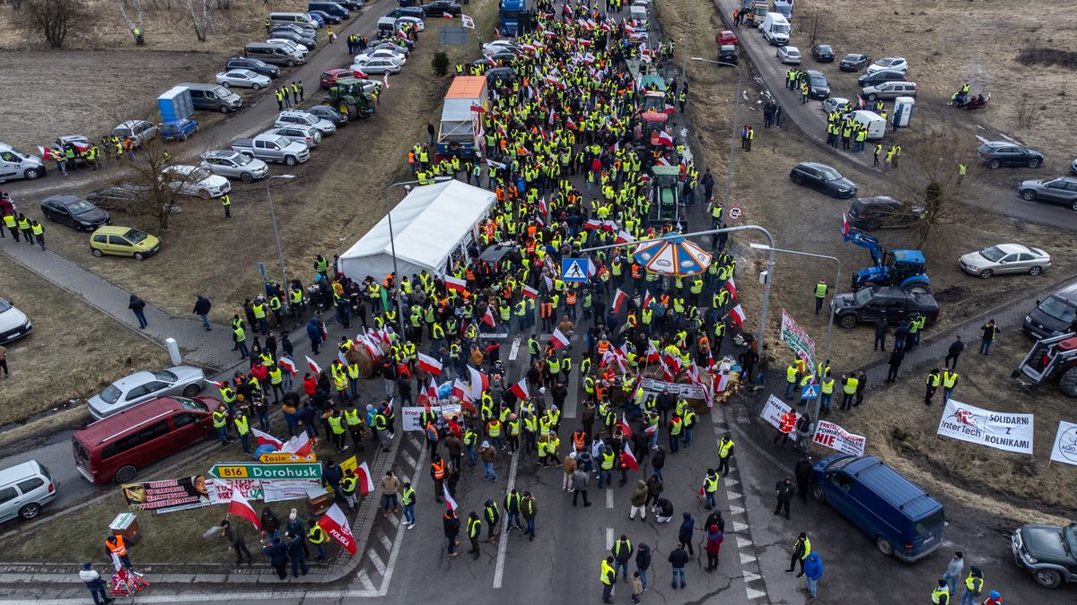 Dorohusk, 18.02.2024. Międzynarodowy protest rolników przy polsko-ukraińskim przejściu granicznym w Dorohusku, 18 bm. Do protestujących Polaków dołączyli rolnicy z Niemiec, Belgii, Holandii oraz Francji. Od piątku, 9 bm. rolnicy z całej Polski kontynuują protesty, które mają potrwać 30 dni. Ich powodem jest m.in. niedawna decyzja Komisji Europejskiej o przedłużeniu bezcłowego handlu z Ukrainą do 2025 roku, a także sprzeciw wobec prowadzonej przez Unię Europejską polityki Zielonego Ładu. (sko) PAP/Wojtek Jargiło