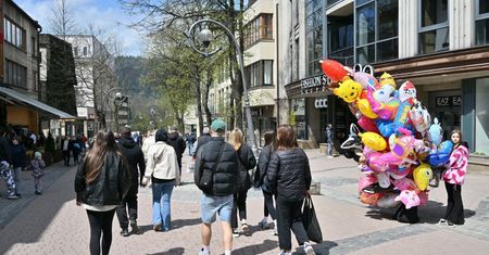 Przebieraniec wrócił na Krupówki w nowym stroju. Mandaty nie działają