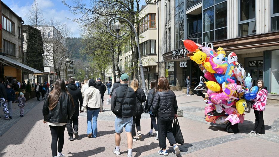 Mężczyzna przebrany za psa strażaka naciąga na zdjęcia
