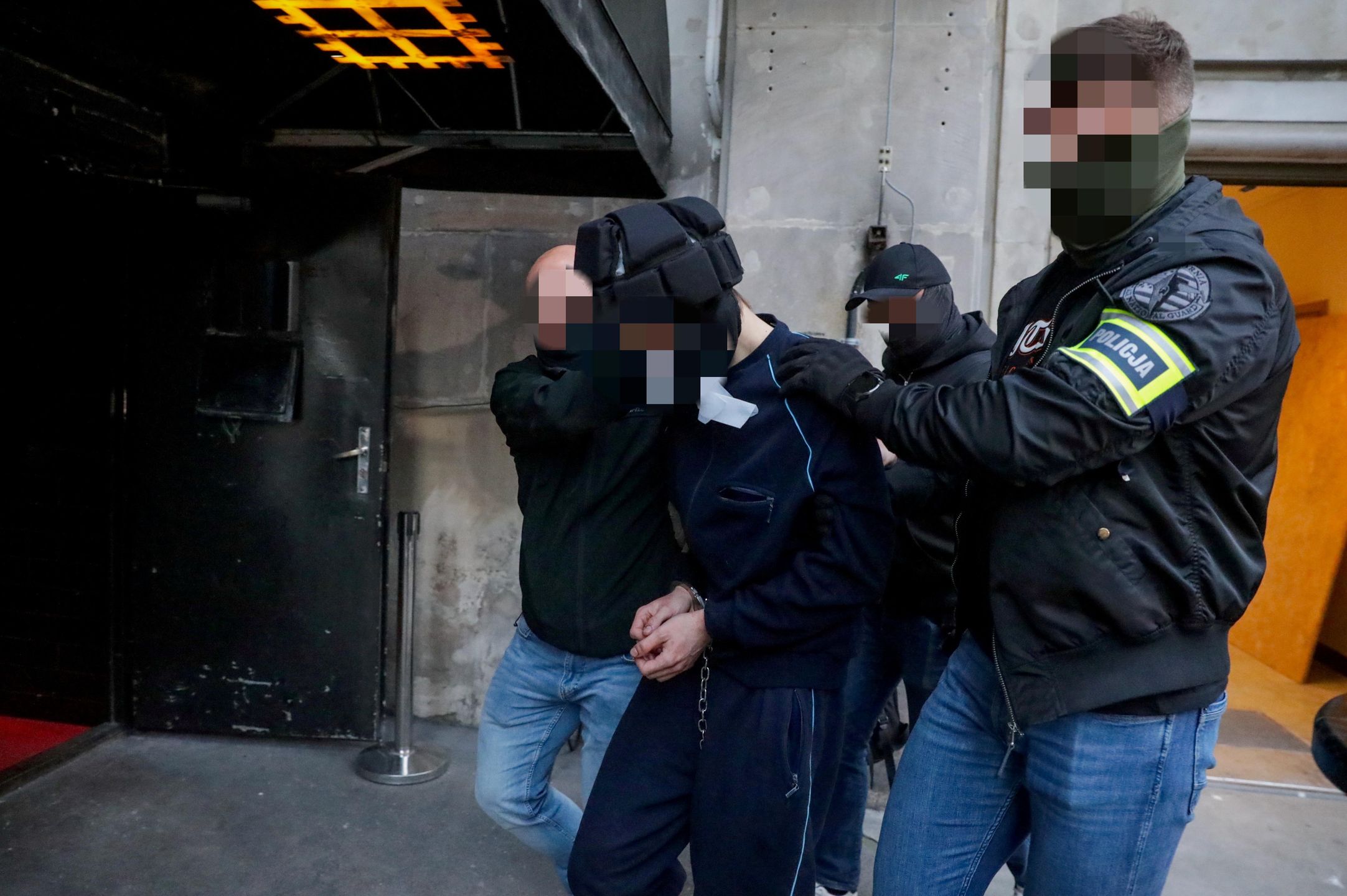 wyprowadzenie po przes�uchaniu
Tomasz Gzell
atak na UW, doprowadzenie, morderstwo, Prokuratura, przes�uchania, przes�uchanie, siedziba, uniwersytet warszawski, uw, zab�jstwo, zab�jstwo na UW