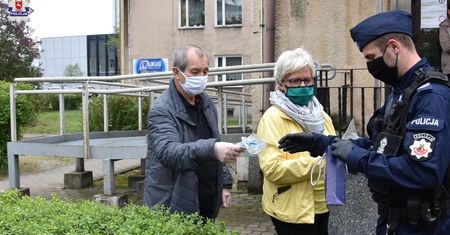 Niecodzienna akcja policji. Zatrzymywali przechodniów. Dawali prezenty zamiast mandatów
