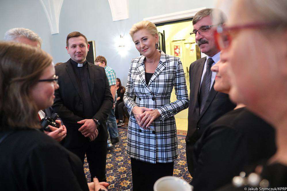 Agata Duda w marynarce w kratę na spotkaniu z dziećmi

Fot. Oficjalna strona Prezydenta Rzeczpospolitej Polskiej